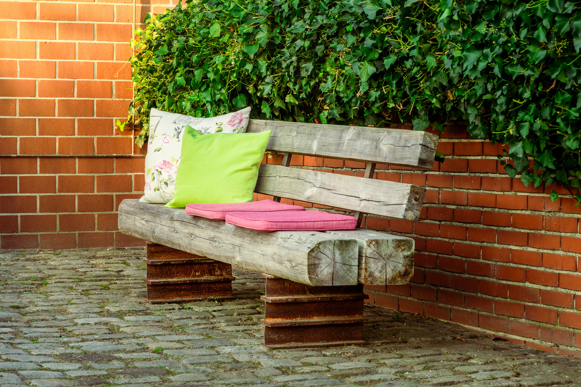 Sitzbank an der Hebammenpraxis in Lingen