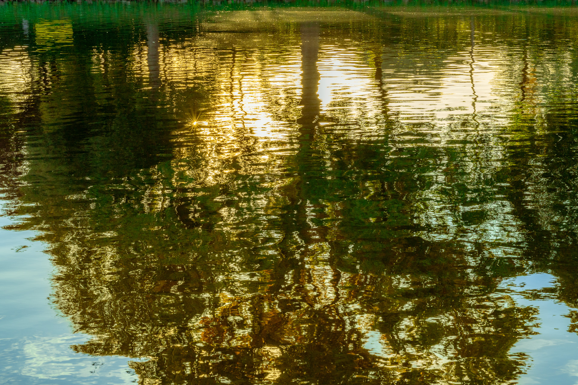 Wasserreflexion am Kanal in Lingen
